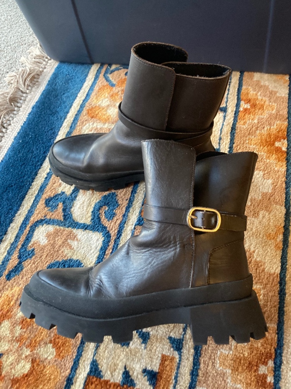 Like new 8.5 EU39 Zara genuine leather ankle boots very very dark brown